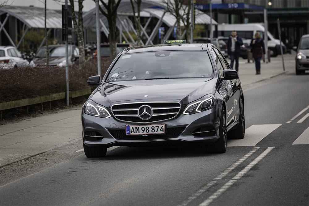 flot mercedes taxa kører på vejen