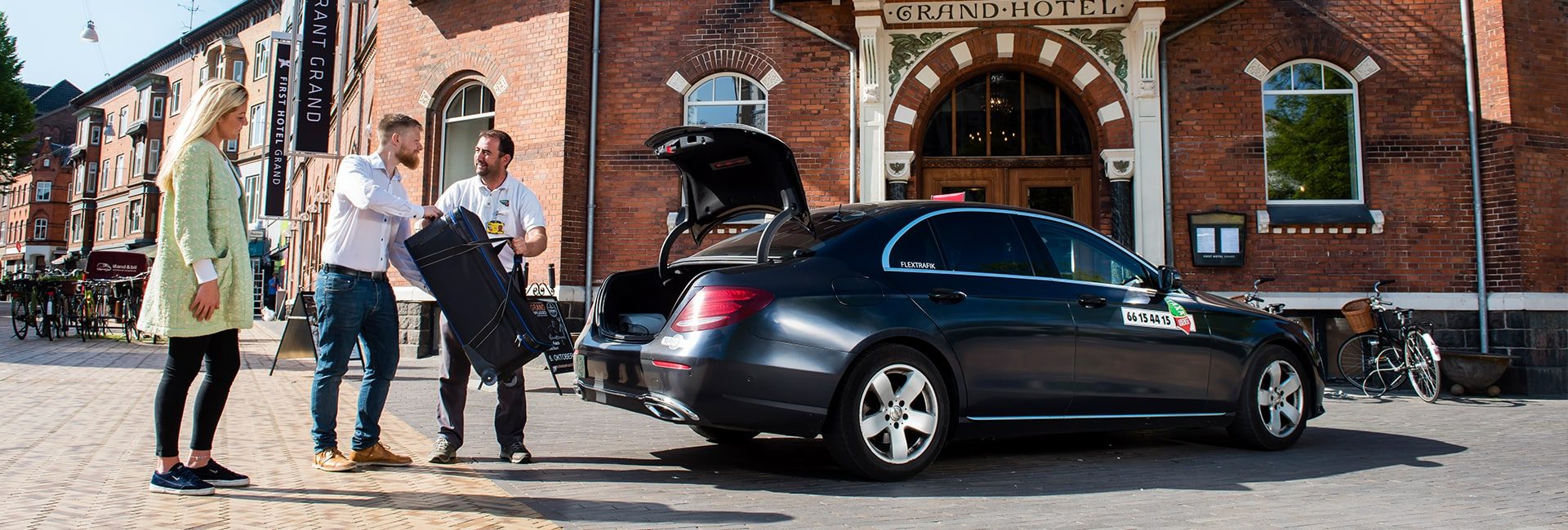 kunder med stort bagage i taxa