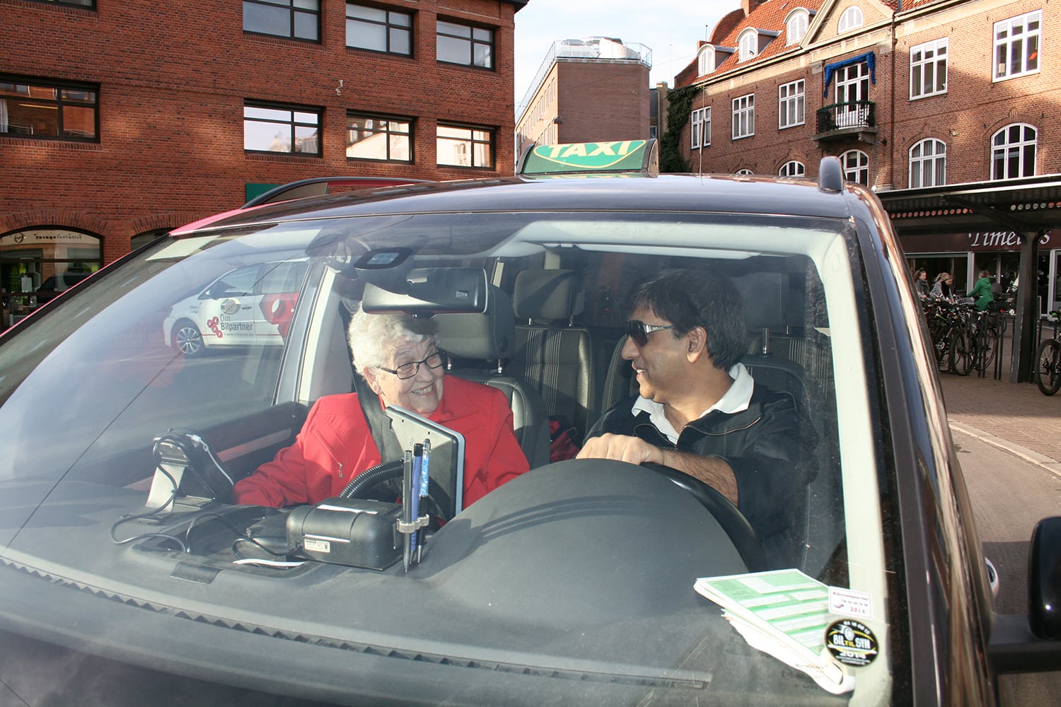 kvinde køre i taxe med pensionistkort